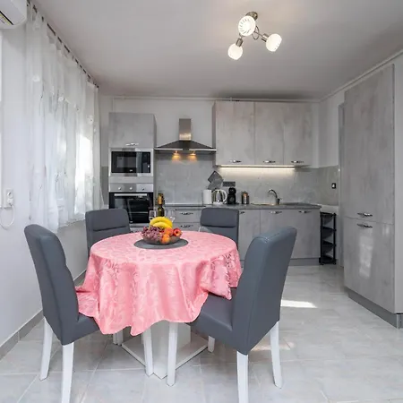 Lovely In With Kitchen Apartment *