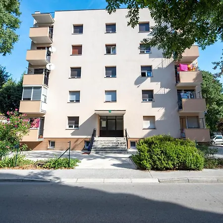 Lovely In With Kitchen Apartment Pula